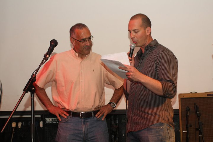 זלוטיקמן (משמאל) מקבל תעודת הוקרה מהאוהדים, 2011