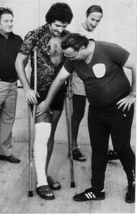 המאמן דוביד שוויצר בודק את רגלו החבושה של שייע פייגנבוים בזמן הפציעה הקשה שלו. משמאל אבא של שייע, מימין מאמן הכושר אריק רב-און.