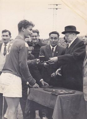 כהן מקבל מדלית גביע מהנשיא בן צבי, 1961